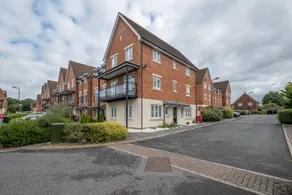 Foxherne 6 Bedroom 3Bath Serviced House 18 with Parking - Slough - Image 4