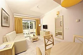 Viva Menorca Aparthotel - Image 4