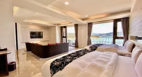 Ming Yue Hu Hotel - Image 2