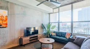 Skyline Loft Studio w City Views - Image 2