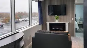 Peaceful Midtown Apartment with Gym and Parking - Image 2
