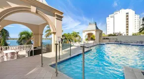 Exceptional Luxury ~ Broadwater Beauty ~ Free Parking ~ Top Location - Image 3