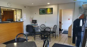 Super 8 by Wyndham Waynesboro - Image 3