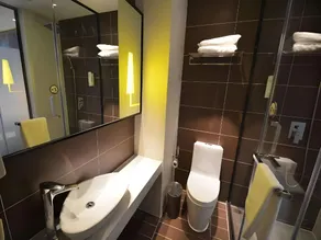 IU Hotel Zhengzhou Lvcheng Square Metro Station - Image 5