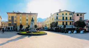 Design Apartment in Iseo Old Town with Private Parking and AC - Image 3