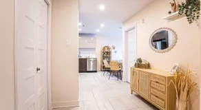 Emerald Retro King Suite with Gym & Parking near Downtown & Airport - Image 4