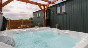 Luxury Shepherd Hut with Private Hot Tub - Image 5