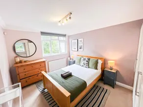 Upscale & Sleek  4BR with Garden in Brondesbury - Image 2