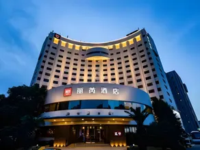 Radisson RED Shanghai Wujiaochang Hotel - Image 3