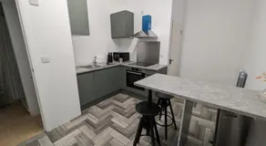 Cozy 1 Bed Apartment with Kitchen in Town - Image 3