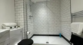 Stylish 2 Bedroom Coastal Apartment near Crosby Beach & Liverpool - Image 2