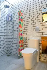 Yellow Cube at Lumut Cube Homestay Kontena - Image 5