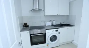 Fabulous Room with en-suite bathroom and shared kitchen - Image 4