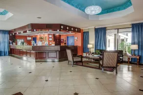 Howard Johnson by Wyndham Reseda Hotel & Suites - Image 2
