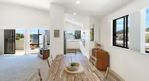 Beachside 3-Bed Apartment with Garage Parking - Image 2