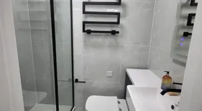Modern Ensuite Room in Andover, Hampshire - Image 4
