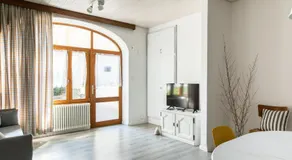 Rose Apartment by Quokka 360 - Refined Two-Bedroom Apartment with Garden - Image 2