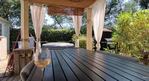 Bungalow avec terrasse, jacuzzi et jardin - Image 2