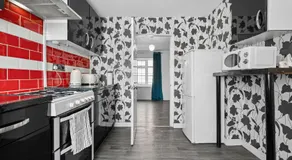 Cozy 3 bedroom house with free parking and near hospital - Image 5