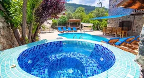 Merkezi Konumda Özel Havuzlu Taş Villa - Image 4