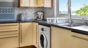 The Hideaway - Spacious 3 Bedroom Apartment - Image 3