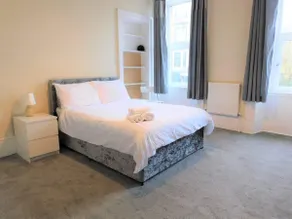 Comfortable 4 bed Apt in Paisley Next to Station - Image 2