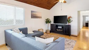 Sunny Venice Beach Home With Open Living & Walkability to Abbot Kinney Venice Drift by Avantstay - Image 5