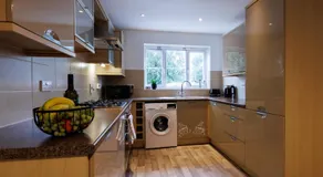 Spacious 4-Bedroom House in Aylesbury Ideal for Contractors Professionals or Larger Families - Image 4