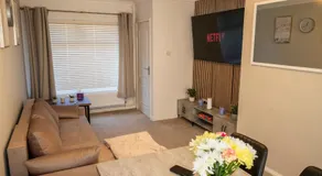 3 Bed Home - Sleeps 8 - Stoke City fc - Parking - Image 2