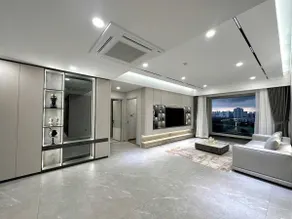 Stylish 3-bedroom River View Apartment - Image 3