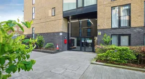 Luxury 2BDR close to station sleeps 5 - Image 5