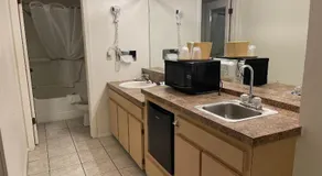 Zoders Inn and Suites - Image 4