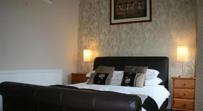 Royal Hotel - Image 2