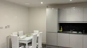 Spacious 3BR Stay Near Heathrow and Central London - Image 3