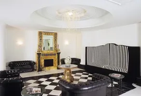 M Glamour Hotel - Image 4