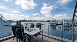 Schwimmendes Ferienhaus Antares One by Seeblick Ferien ORO, rundum Wasser, Sauna - Image 3