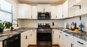SoCo Oasis with Outdoor TV & Heavenly Bed Perfect for Extended Stays - Image 4