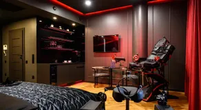 RedRoom - Image 2