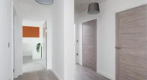 Modern Flat with Parking - Last Min Deals Available - Image 4