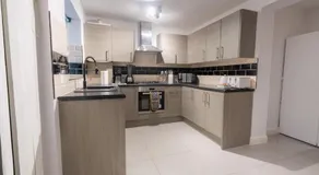 D'Luxe 3 - 5 beds En-suite Home in London - Image 4