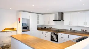 Executive 4BR Ensuite Lodge Perfect for Contractors and Teams with Private Parking - Image 5