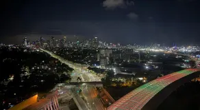 Top-Floor 2BR Apt, 270 deg Skyline, Free Parking - Image 5