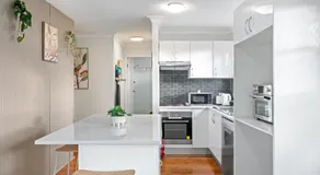 Comfy Double Room - Cozy and Well-Connected - Shared Bathroom - Image 2