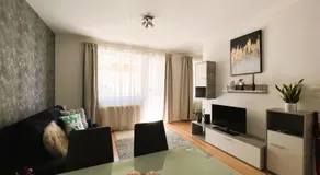Cosy Living Apartment w Balcony - Image 2