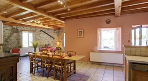 Gîte spacieux au cœur de la nature avec cheminée et activités extérieures - Image 3