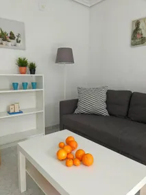 Wohnung mit Pool und Garten | Stadtblick - Image 2