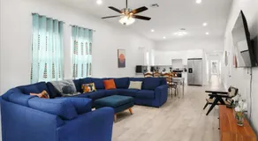 Sunny 5Bed w Parking and direct Streetcar access - Image 3