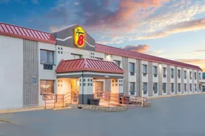 Super 8 by Wyndham Marshalltown - Image 4