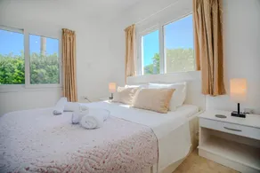 Homely Coastal Retreat with Stunning Views - Image 3