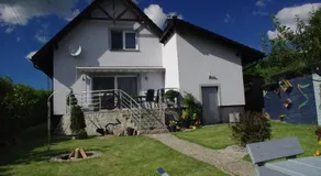 Dom z widokiem na jezioro i domek nad jeziorem - Image 3